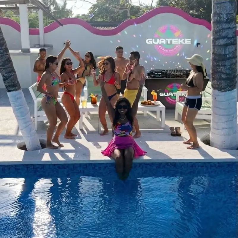 DJ tocando en fiesta de alberca en El Guateke Beach Club Veracruz