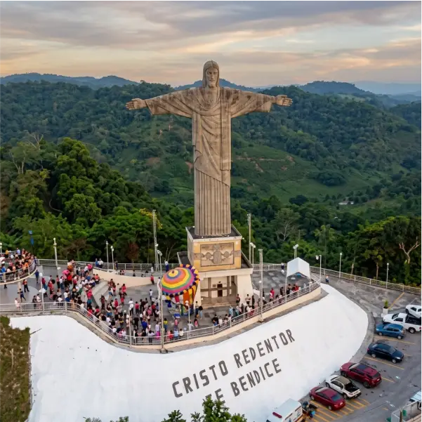 Monumento al Cristo Redentor en el mirador de Tihuatlán Veracruz con vista a la sierra.
