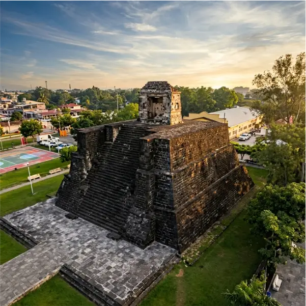 Pirámide arqueológica prehispánica en la plaza principal de Castillo de Teayo Veracruz al atardecer.