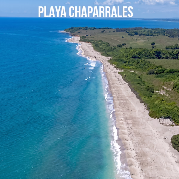 Vista aérea de Playa Chaparrales en Cazones de Herrera, Veracruz, destacando su costa virgen, aguas color turquesa y vegetación tropical.