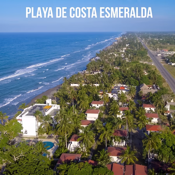 Costa Esmeralda es uno de los puntos con mayor prestigio turístico en el estado, conocido por sus hoteles boutique y campamentos de lujo. Aquí tienes la optimización SEO para esta joya de Tecolutla: 1. Texto Alternativo (Alt Text) Texto: Vista aérea de Playa Costa Esmeralda en Tecolutla, Veracruz, mostrando la zona hotelera, palmeras y la carretera costera junto al mar.