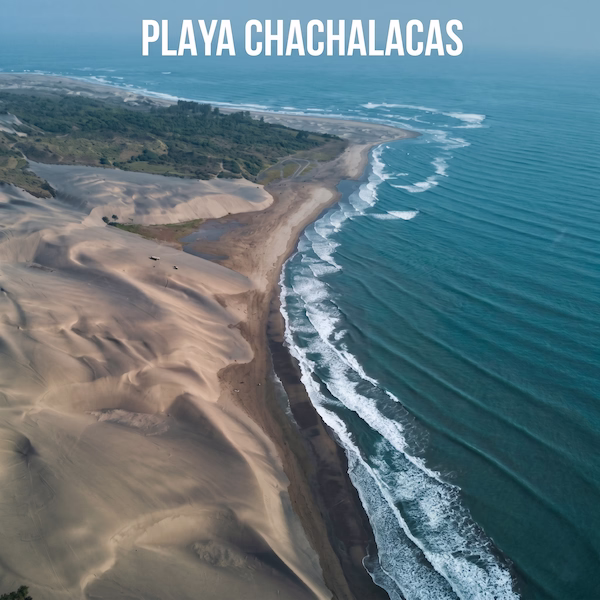 Vista aérea de Playa Chachalacas, Veracruz, mostrando la extensa franja de arena, las dunas de arena dorada y el oleaje del Golfo de México.