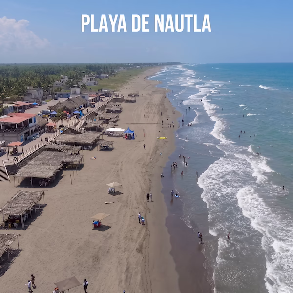 Vista aérea de la Playa de Nautla, Veracruz, mostrando la zona de bañistas, las palapas de paja y el malecón junto al mar.
