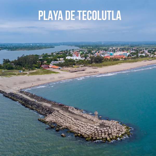 Vista aérea de la Playa de Tecolutla, Veracruz, mostrando la escollera, el faro y la zona hotelera frente al mar.