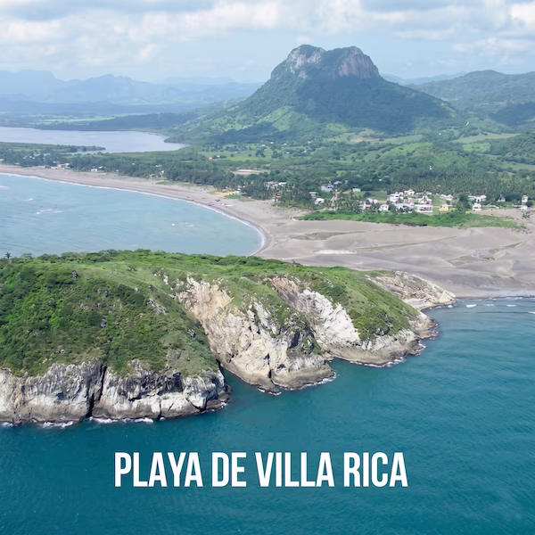 Vista aérea panorámica de Playa Villa Rica, Veracruz, mostrando la ensenada, el Cerro de la Antena y la zona arqueológica de Quiahuiztlán al fondo.