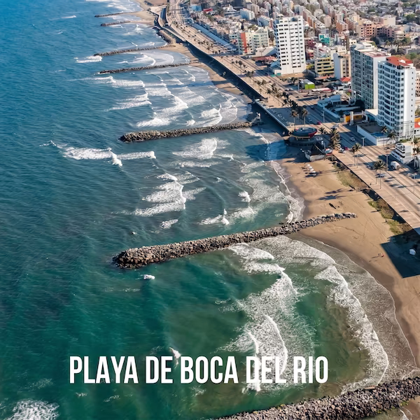 Vista aérea de las playas de Boca del Río, Veracruz, mostrando los rompeolas de piedra, la zona hotelera de lujo y el bulevar costero