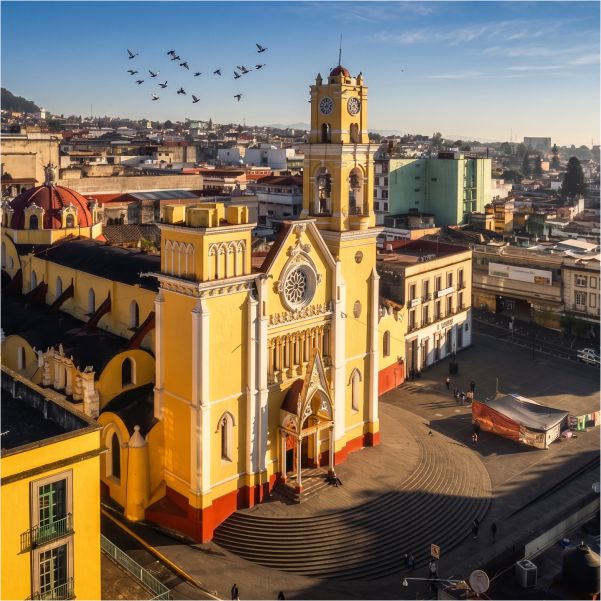 Catedral de Xalapa amarilla con flamboyán rojo en el centro histórico, Veracruz turismo