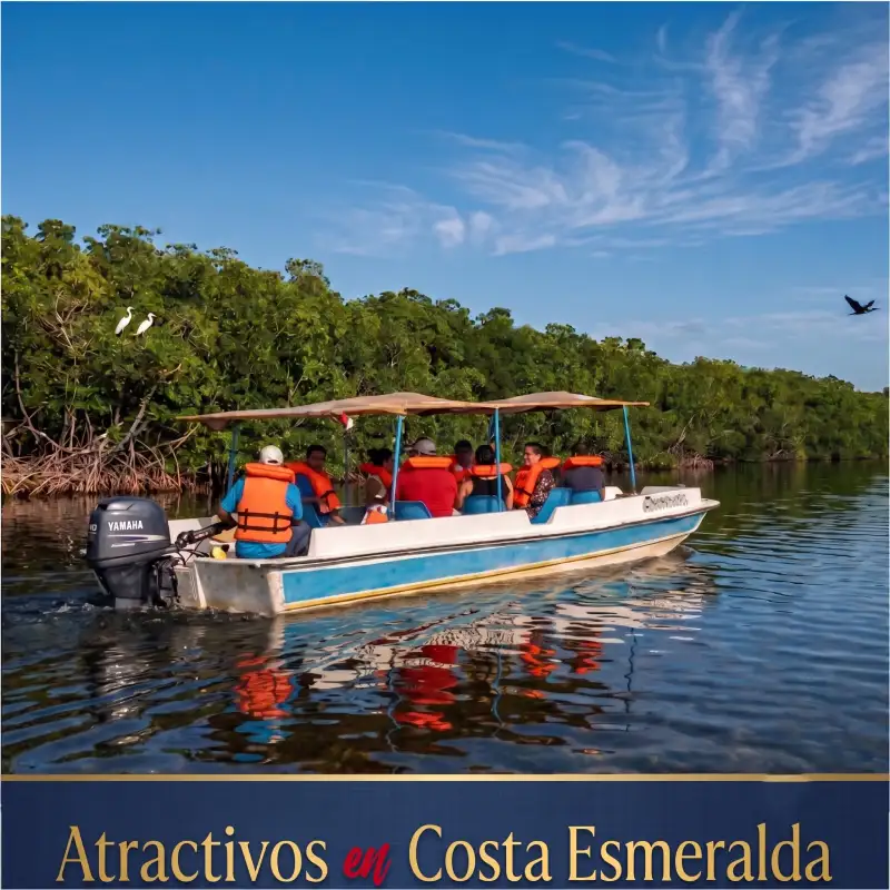 Turistas realizando un recorrido en lancha por los atractivos naturales de Costa Esmeralda, Veracruz