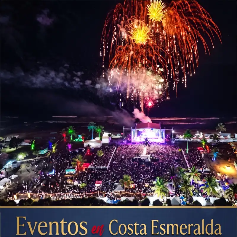 Espectacular festival nocturno con fuegos artificiales en la playa de Costa Esmeralda, Veracruz, lleno de asistentes y luces