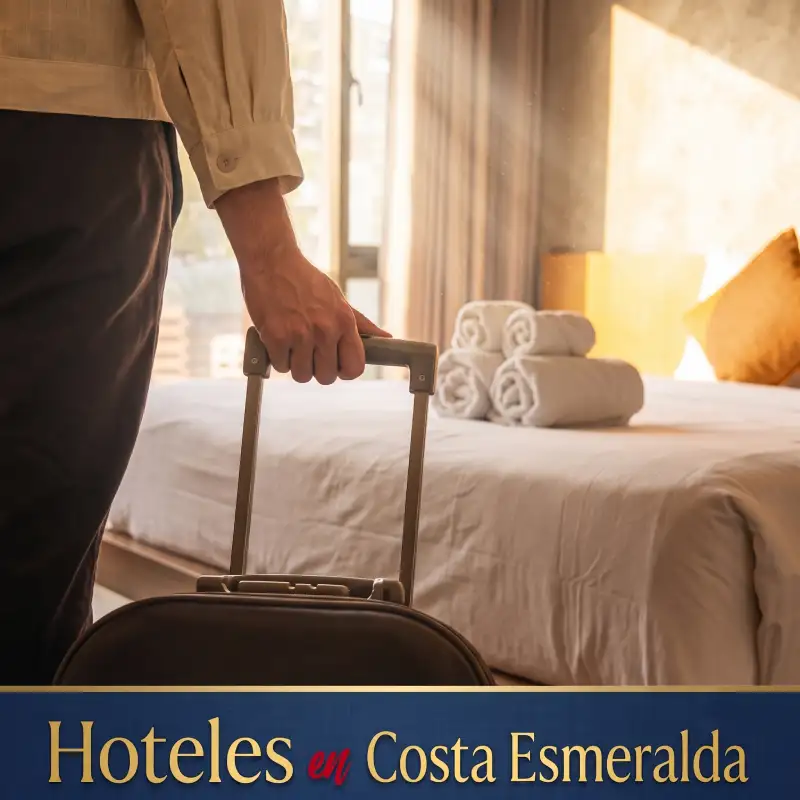 Turista llegando a una habitación de hotel acogedora en Costa Esmeralda, Veracruz, lista para el hospedaje.