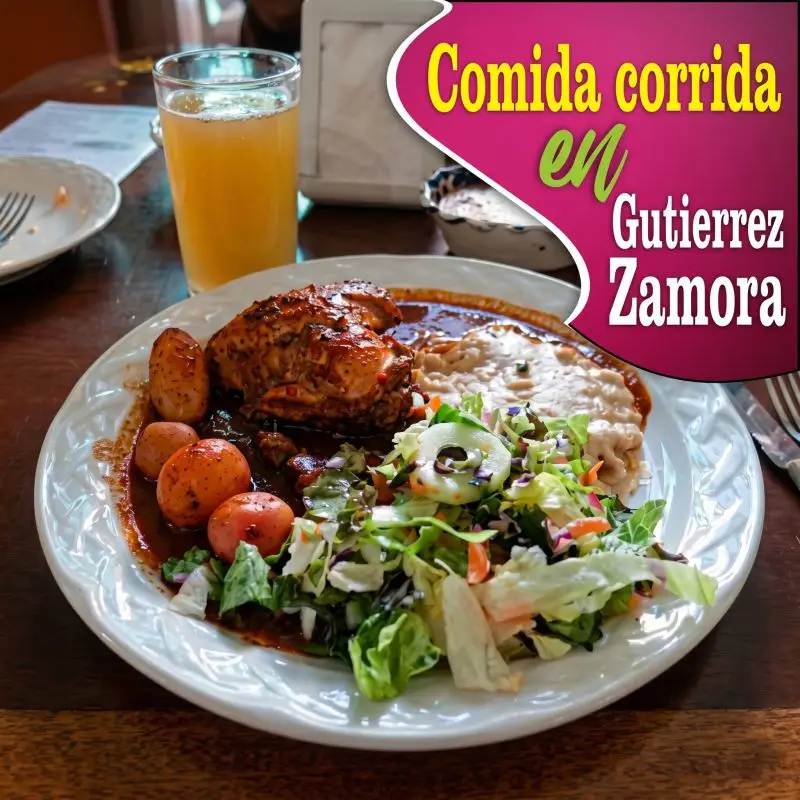 Plato de comida corrida con pollo en salsa, frijoles refritos, ensalada fresca y papitas, acompañado de agua de sabor
