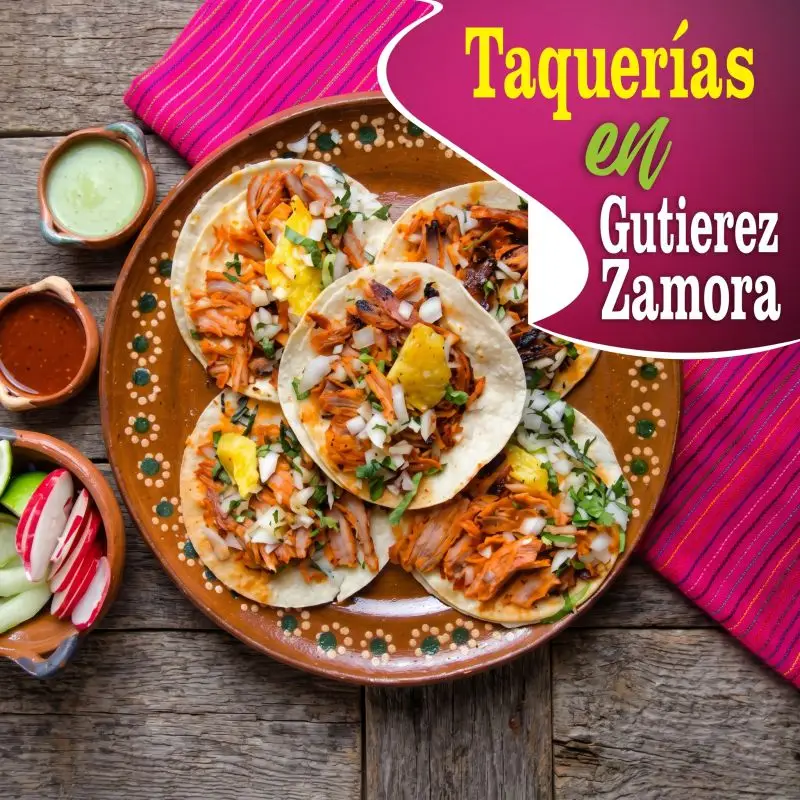 Orden de tacos al pastor con piña, cebolla y cilantro en un plato de barro, representando las mejores taquerías
