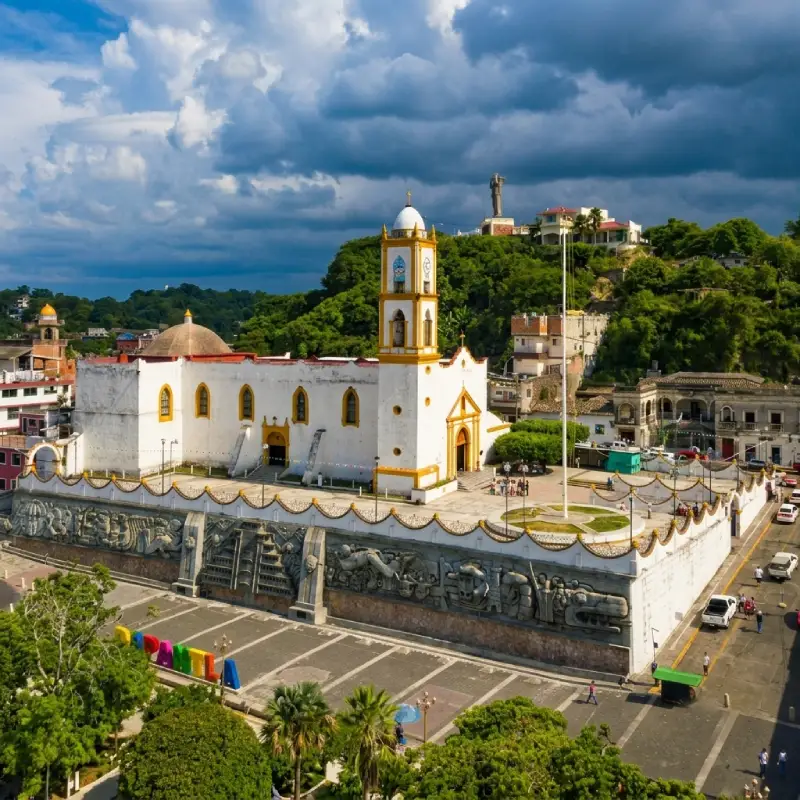 Vista aérea del centro histórico de Papantla Veracruz, mostrando la Parroquia de Nuestra Señora de la Asunción, el mural homenaje a la cultura Totonaca y las letras monumentales del Pueblo Mágico.