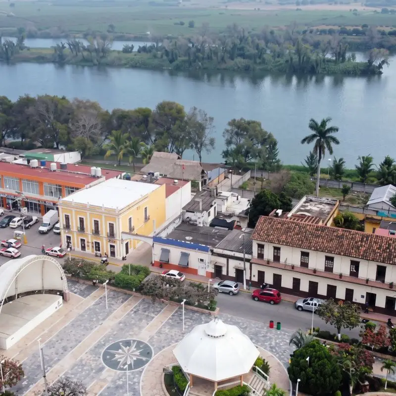 Vista aérea del centro de Gutiérrez Zamora, Veracruz, mostrando el palacio municipal, el parque central con su quiosco y el río a la distancia