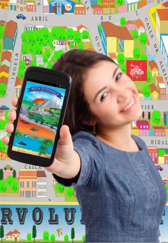 Mujer sonriendo mientras muestra la pantalla de un celular con la aplicación de la Ruta Totonaca. De fondo se observa un mapa turístico ilustrado con calles y comercios locales.