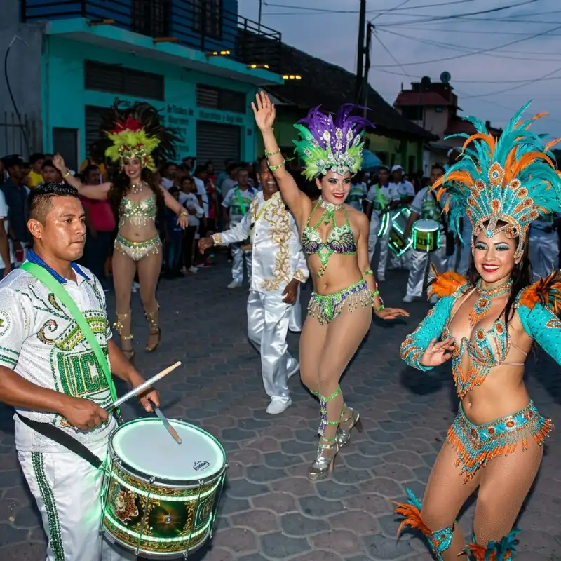 Desfile del Carnaval de Nautla en Veracruz con bailarinas en trajes de plumas coloridas y músicos de batucada en las calles.