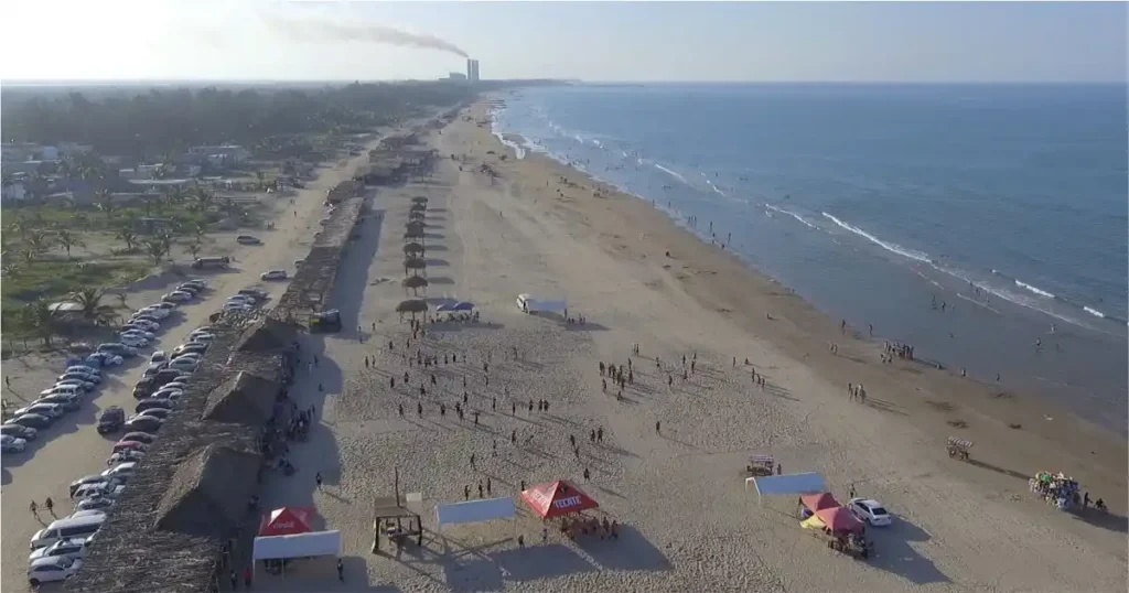 Vista aérea panorámica de la playa Mar de Plata en Tuxpan, sede oficial del torneo de voleibol Copa Beach, mostrando las áreas de juego y a los asistentes en la arena junto al mar.