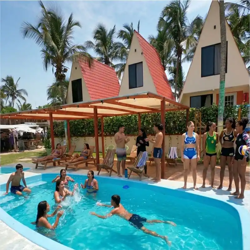 Atletas y participantes conviviendo en la alberca durante el Open de Bienvenida del torneo de voleibol Copa Beach Tuxpan.