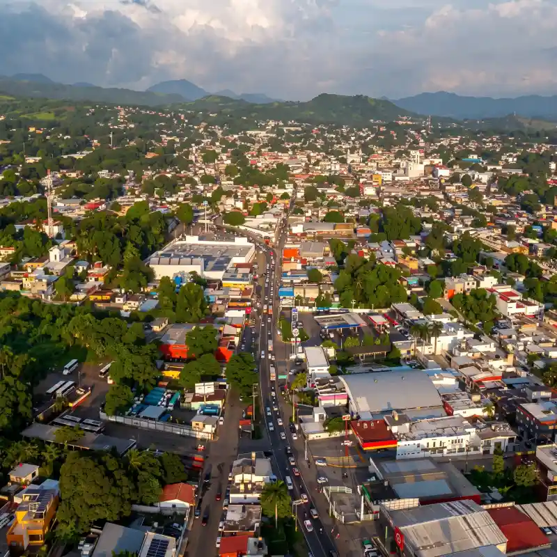 Vista aérea panorámica de la ciudad de San Andrés Tuxtla, Veracruz, destino sede del Festival Internacional del Globo de Papel.