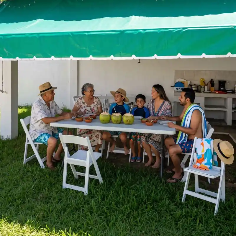 Familia conviviendo en la zona de parrilladas y exteriores de Viddazul Casa Vacacional Costa Esmeralda
