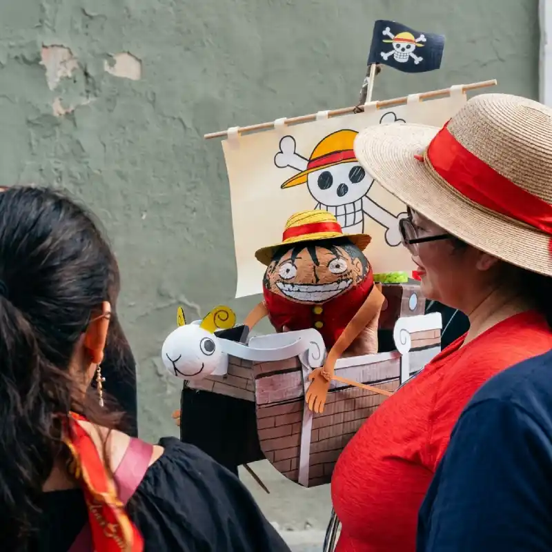 Melón decorado con la temática del personaje Luffy de One Piece en un barco miniatura durante la Carrera de Melones en Xalapa, Veracruz.