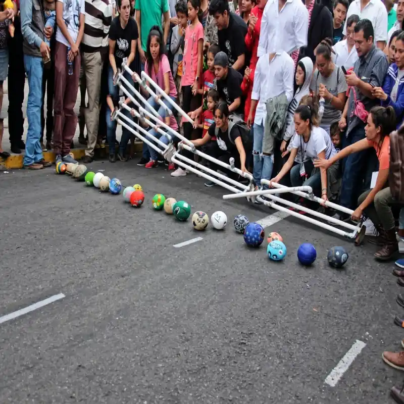 Participantes alineando los melones decorados junto a la estructura de salida de la Carrera de Melones en Xalapa.