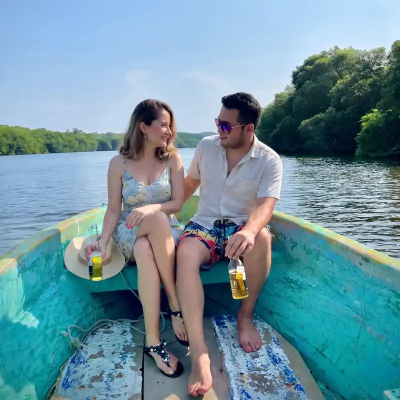 Pareja disfrutando de un romántico paseo en lancha por los manglares de Costa Esmeralda en su aniversario.