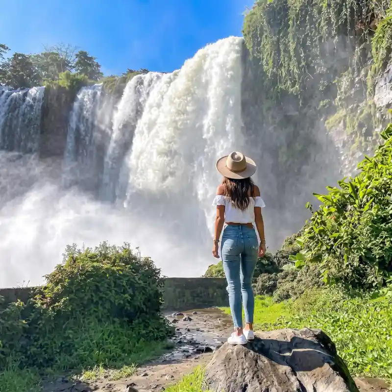 Turista contemplando la cascada Salto de Eyipantla; haz clic para descubrir la guía completa de turismo y ecoturismo en San Andrés Tuxtla, Veracruz.