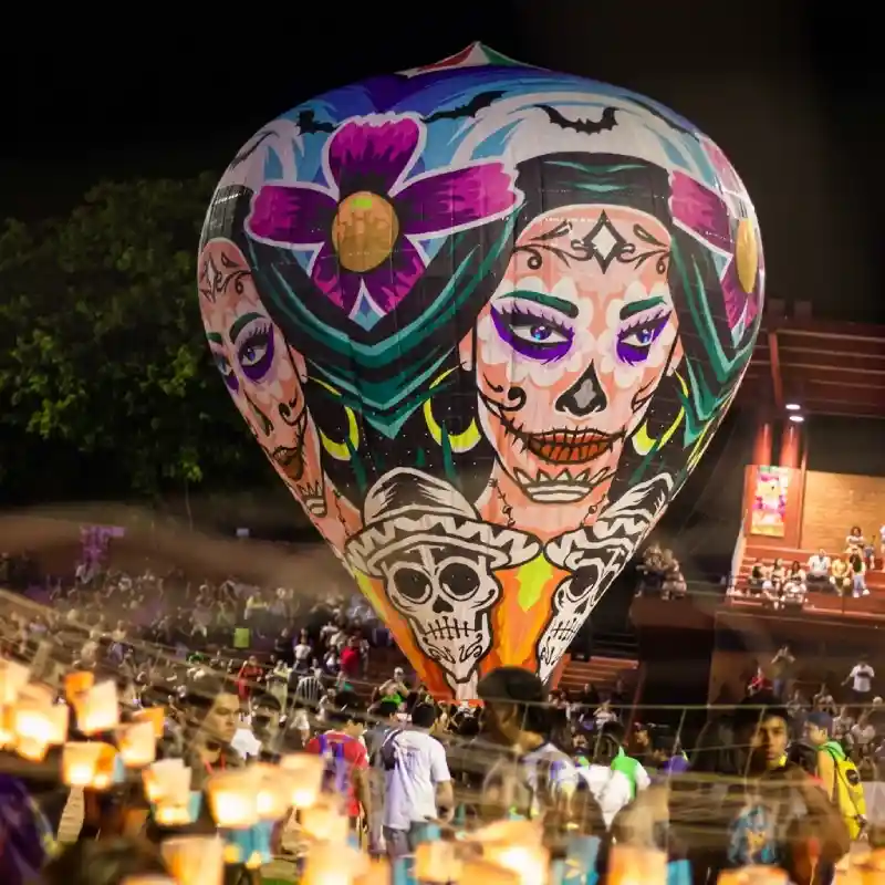 Globo monumental de papel china con diseño de Catrina iluminado de noche en el Festival Internacional del Globo de Papel en San Andrés Tuxtla, Veracruz.