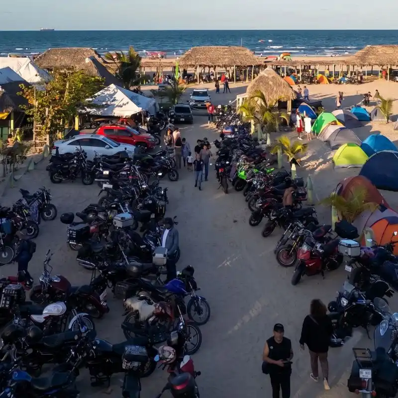 Vista aérea de la playa en Tuxpan con motocicletas estacionadas y zona de campamento durante el evento de Tuxpeños Biker.