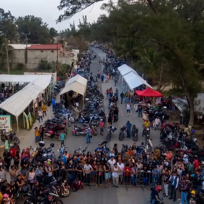 Vista aérea de una calle en Tuxpan abarrotada de motocicletas y asistentes durante el evento de Tuxpeños Biker.
