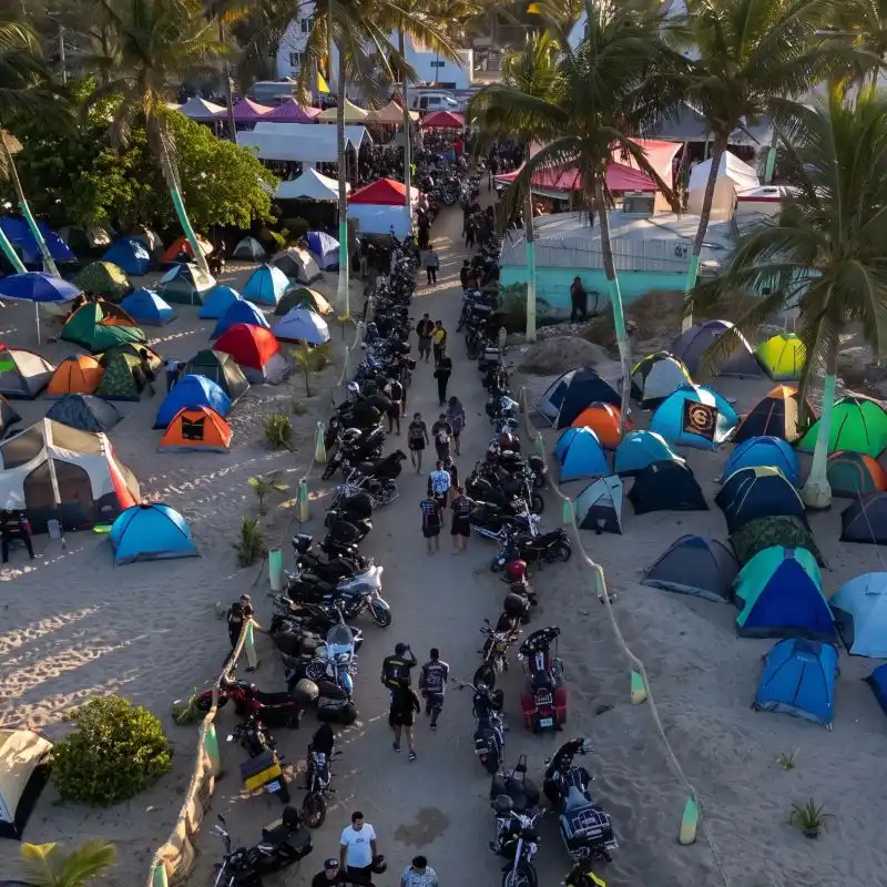 Vista aérea de campamento y motocicletas en la playa, anticipando el próximo 11º Aniversario de Tuxpeños Biker.