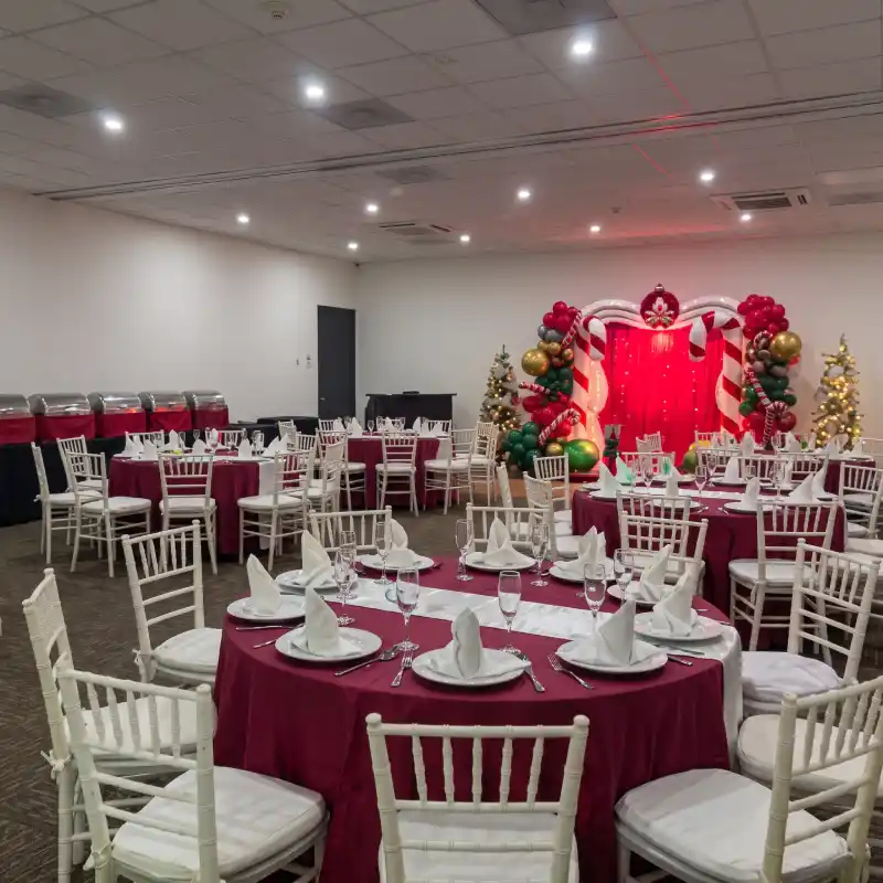 Salón de eventos ambientado para una celebración temática en el Hotel La Quinta by Wyndham Poza Rica, ideal para reuniones familiares y festividades de fin de semana.