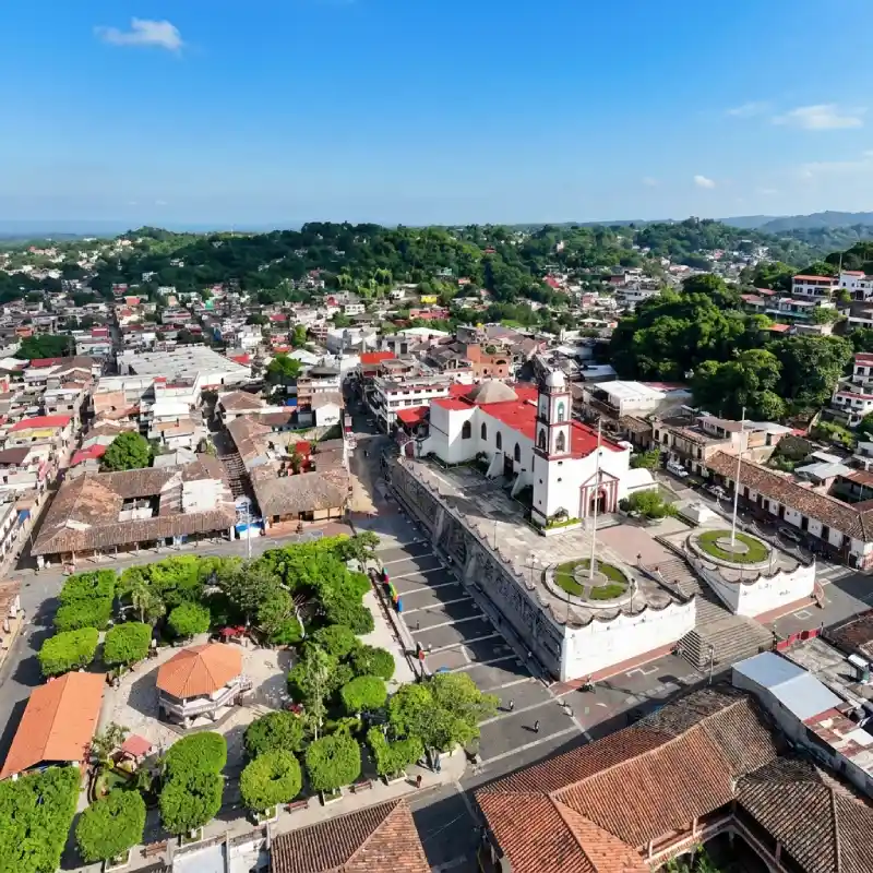 Vista aérea con dron del centro histórico de Papantla Veracruz con la Parroquia de la Asunción y el Parque Israel C. Téllez cercano al Hotel Tajín.