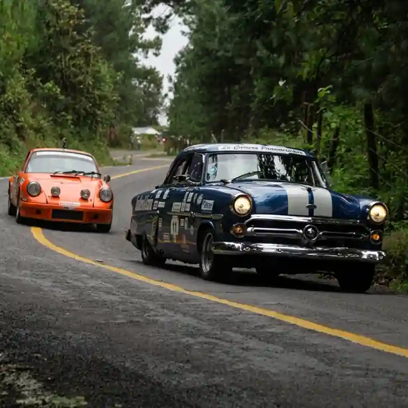 Autos clásicos e históricos compitiendo en una curva de la carretera en Atzalan, Veracruz, durante La Carrera Panamericana.