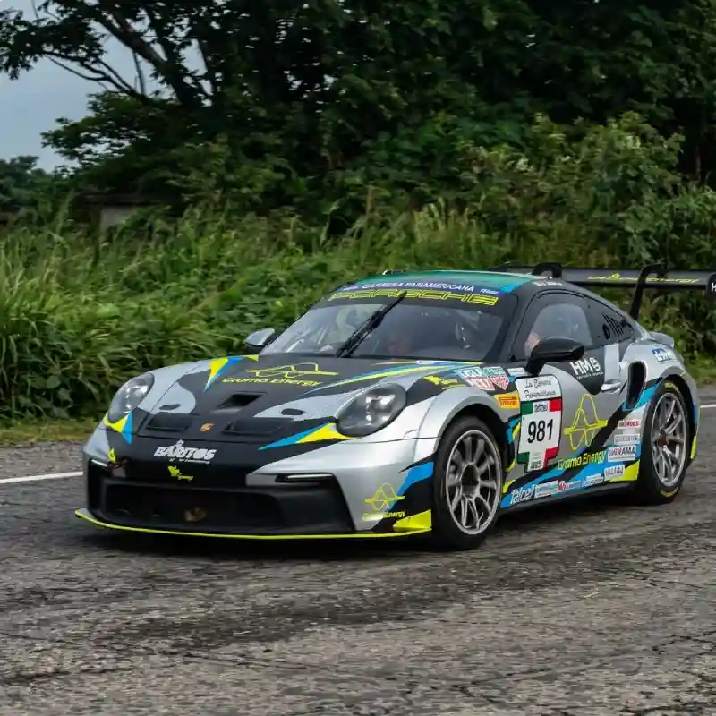 Auto deportivo de alta gama participando en la ruta de la Carrera Panamericana en Veracruz.