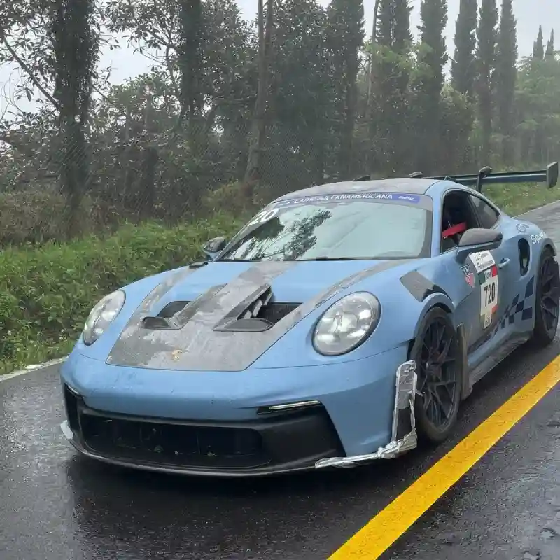Auto deportivo moderno con modificaciones aerodinámicas y alerones especiales para competir en condiciones de neblina en La Carrera Panamericana.