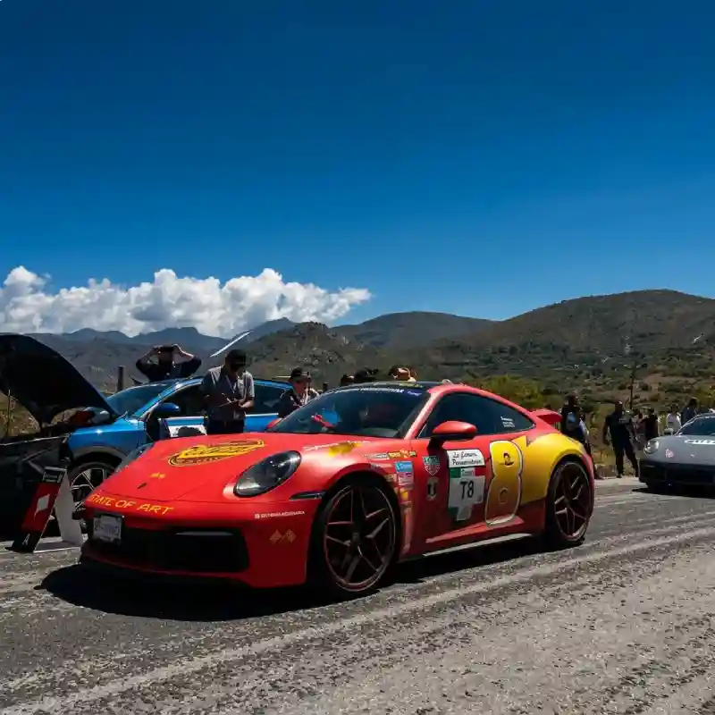 Auto deportivo moderno detenido en la sierra durante la ruta de la Carrera Panamericana en Veracruz