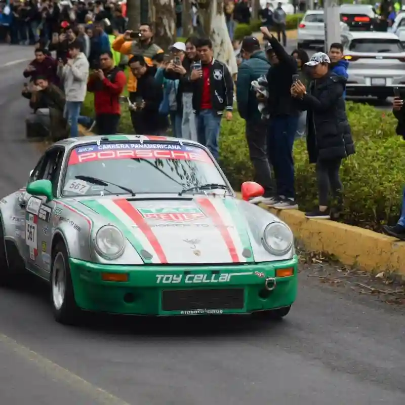 Público tomando fotos a un Porsche de competencia: resumen carrera panamericana veracruz