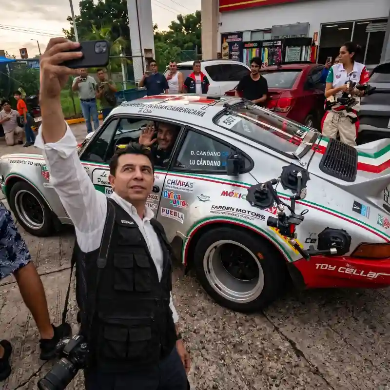 Reportero tomando una selfie con el piloto de un Porsche de rally en la Carrera Panamericana - Explora Veracruz