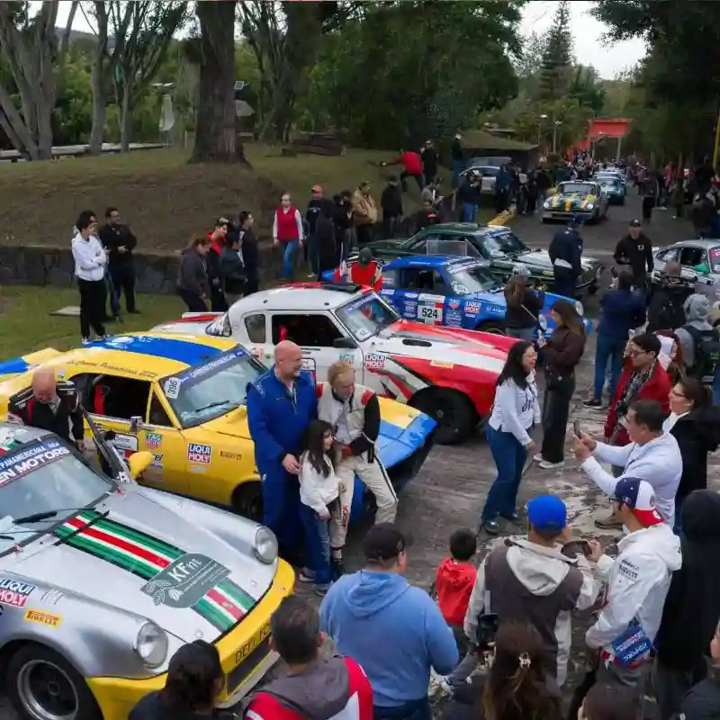 Multitud de aficionados admirando los autos de rally en la exhibición de la Carrera Panamericana en Veracruz