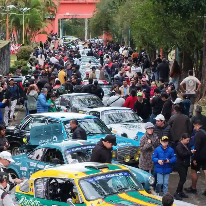 Reunión de autos clásicos de competencia y gran asistencia de público en el Museo Kaná en Xalapa durante La Carrera Panamericana.