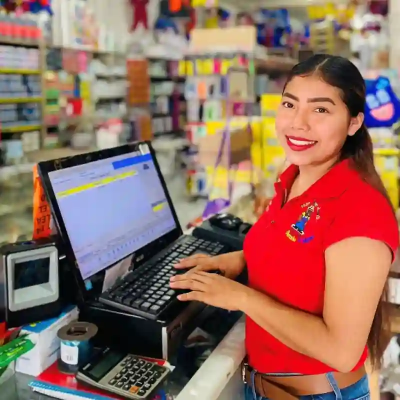 Cajera de Grupo Dulcelandia en Papantla atendiendo en punto de venta con sistema de cobro para precios de mayoreo y menudeo.
