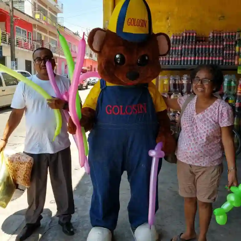 Mascota oficial Oso Golosin de Grupo Dulcelandia entregando globos a clientes en sucursal de Papantla Veracruz.