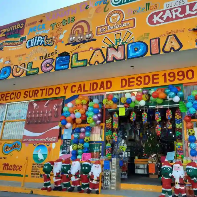 Fachada colorida de Grupo Dulcelandia en Papantla mostrando marcas de dulces, globos y artículos para fiestas de temporada.