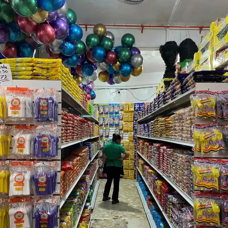 Pasillo principal de Dulcelandia Matriz en Papantla repleto de dulces y globos para ventas por Facebook Messenger.
