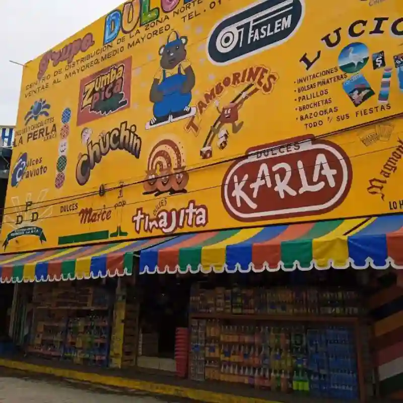 Fachada del centro de distribución Grupo Dulcelandia Sucursal Mina en Poza Rica con logotipos de marcas de dulces.