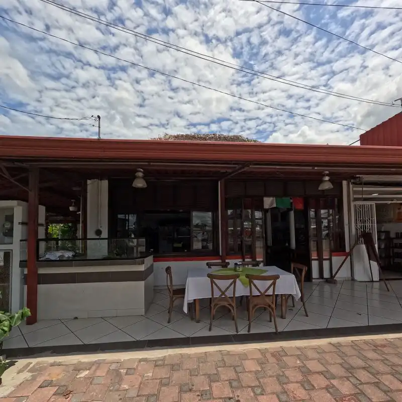 Fachada principal y terraza exterior con mesas preparadas para comensales en Restaurante Moyo, de fácil acceso en Martínez de la Torre.