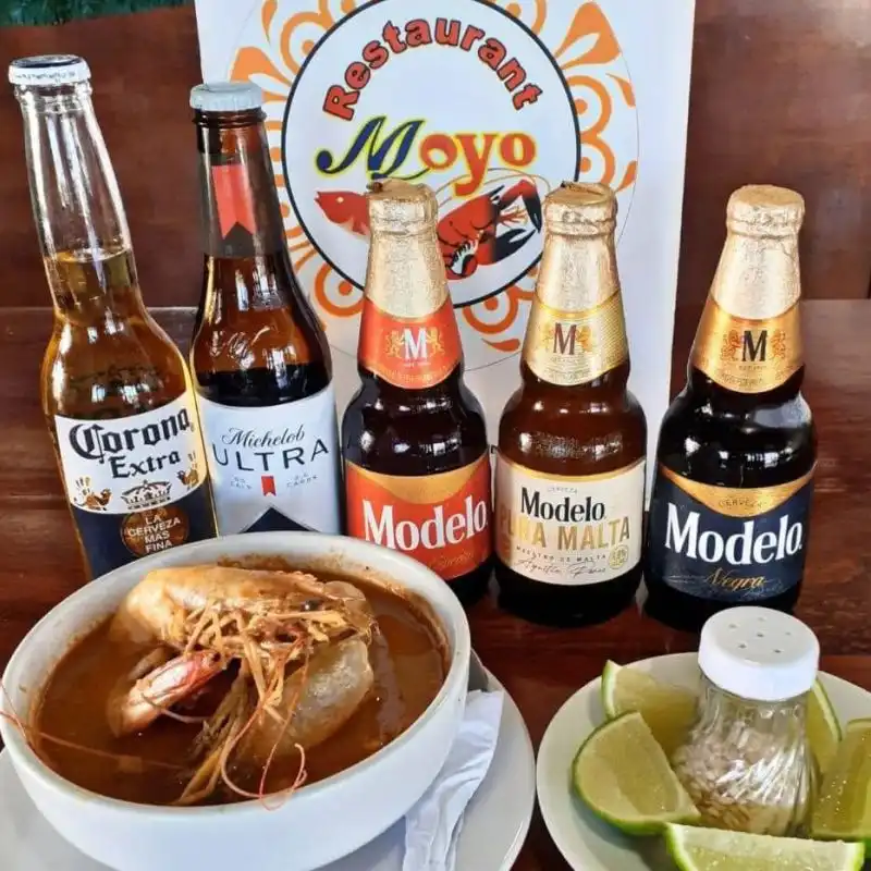 Caldo de camarón caliente acompañado de rebanadas de limón persa y cervezas frías en Restaurante Moyo, Martínez de la Torre.