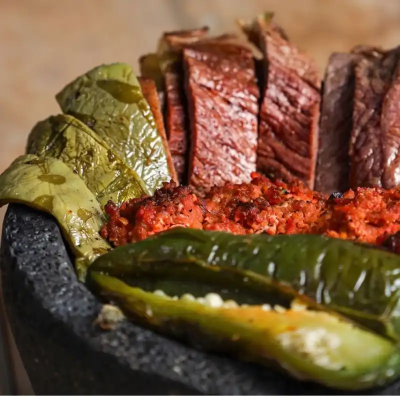 Molcajete tradicional con carnes asadas, chorizo, nopales asados y chiles en Restaurante Moyo, Martínez de la Torre.